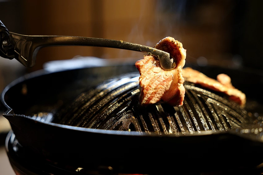 北海道烤羊肉名店！旭川成吉思汗大黑屋插旗雙連站，大黑拼盤羊肉必吃。