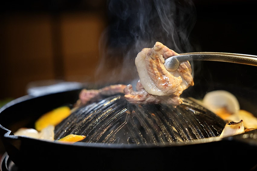 北海道烤羊肉名店！旭川成吉思汗大黑屋插旗雙連站，大黑拼盤羊肉必吃。