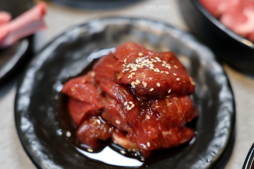 北海道烤羊肉名店！旭川成吉思汗大黑屋插旗雙連站，大黑拼盤羊肉必吃。