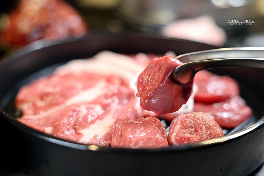 北海道烤羊肉名店！旭川成吉思汗大黑屋插旗雙連站，大黑拼盤羊肉必吃。