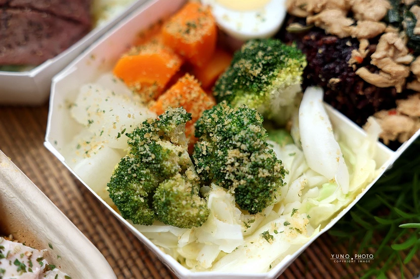 上班族午餐救星！楽坡健康餐盒，黑金麥飯與精算熱量安心享用。