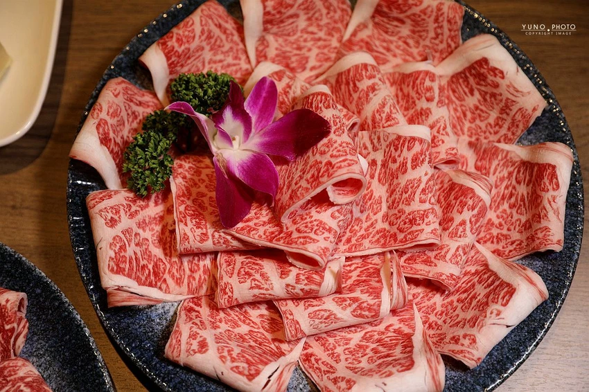 中山區美食新焦點！欣欣秀泰百貨星曜雞湯，日本A5和牛奢華饗宴首選。