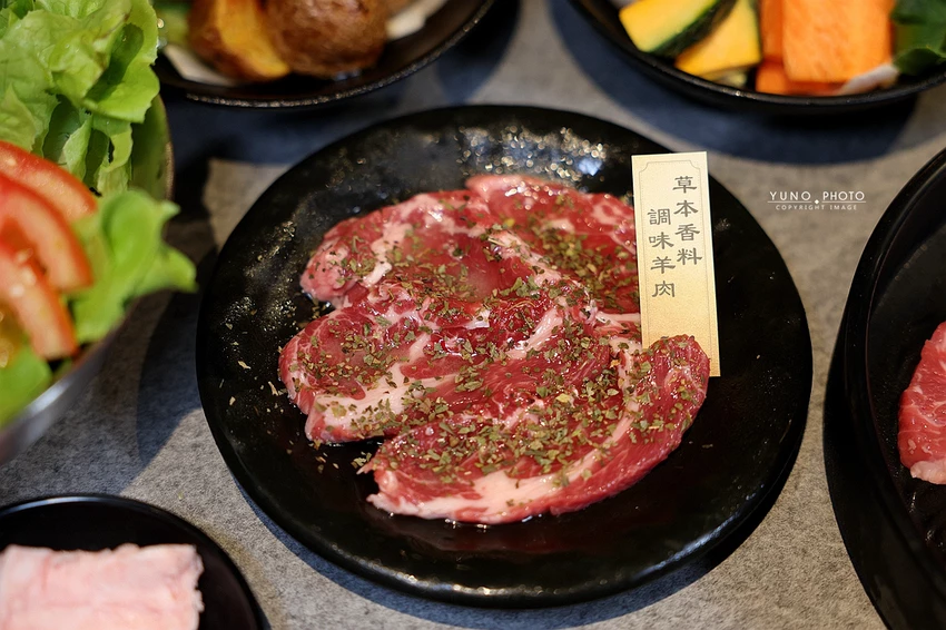 北海道烤羊肉名店！旭川成吉思汗大黑屋插旗雙連站，大黑拼盤羊肉必吃。