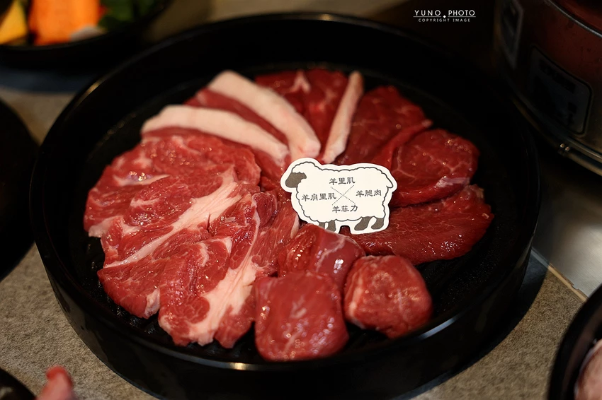 北海道烤羊肉名店！旭川成吉思汗大黑屋插旗雙連站，大黑拼盤羊肉必吃。