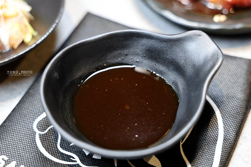 北海道烤羊肉名店！旭川成吉思汗大黑屋插旗雙連站，大黑拼盤羊肉必吃。