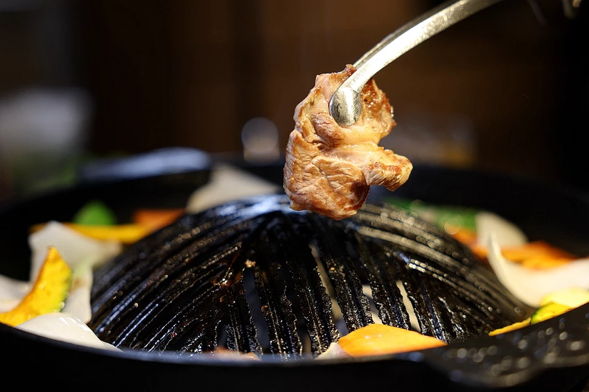 北海道烤羊肉名店！旭川成吉思汗大黑屋插旗雙連站，大黑拼盤羊肉必吃。