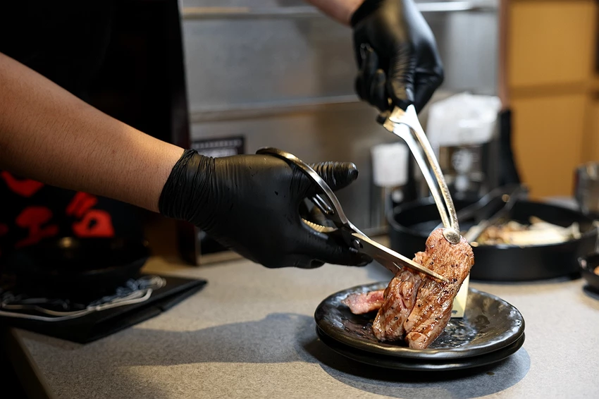 北海道烤羊肉名店！旭川成吉思汗大黑屋插旗雙連站，大黑拼盤羊肉必吃。