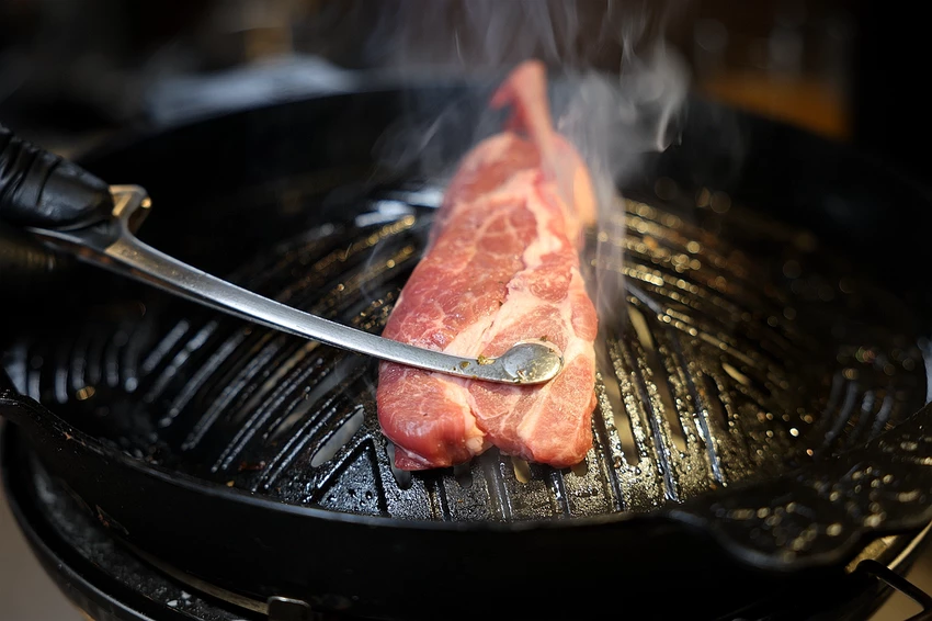 北海道烤羊肉名店！旭川成吉思汗大黑屋插旗雙連站，大黑拼盤羊肉必吃。