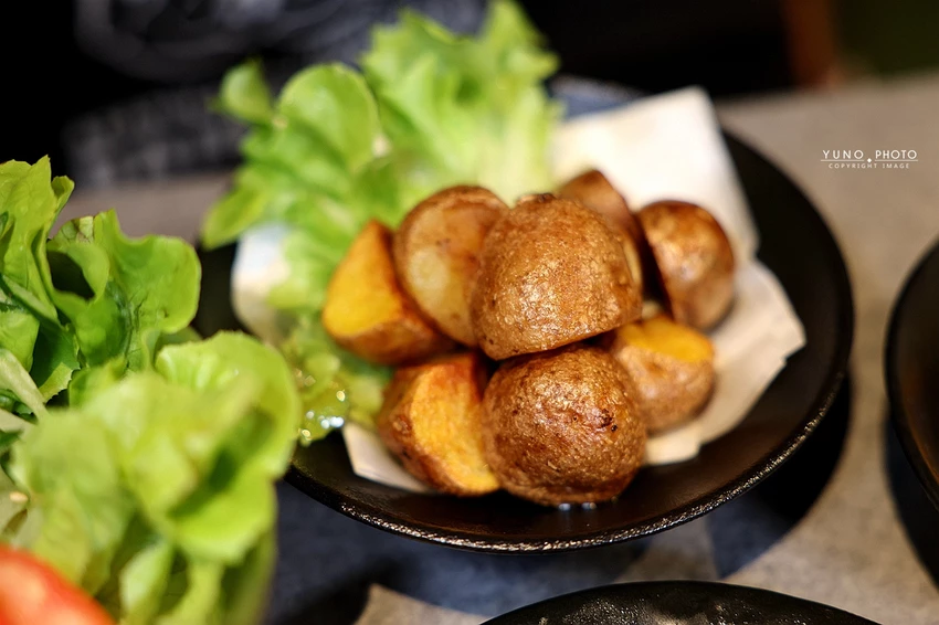 北海道烤羊肉名店！旭川成吉思汗大黑屋插旗雙連站，大黑拼盤羊肉必吃。