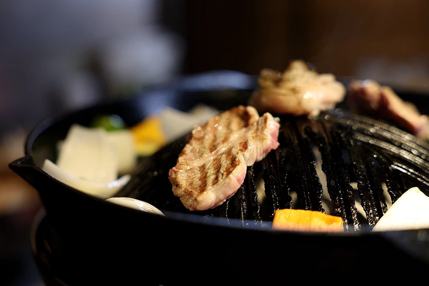 北海道烤羊肉名店！旭川成吉思汗大黑屋插旗雙連站，大黑拼盤羊肉必吃。