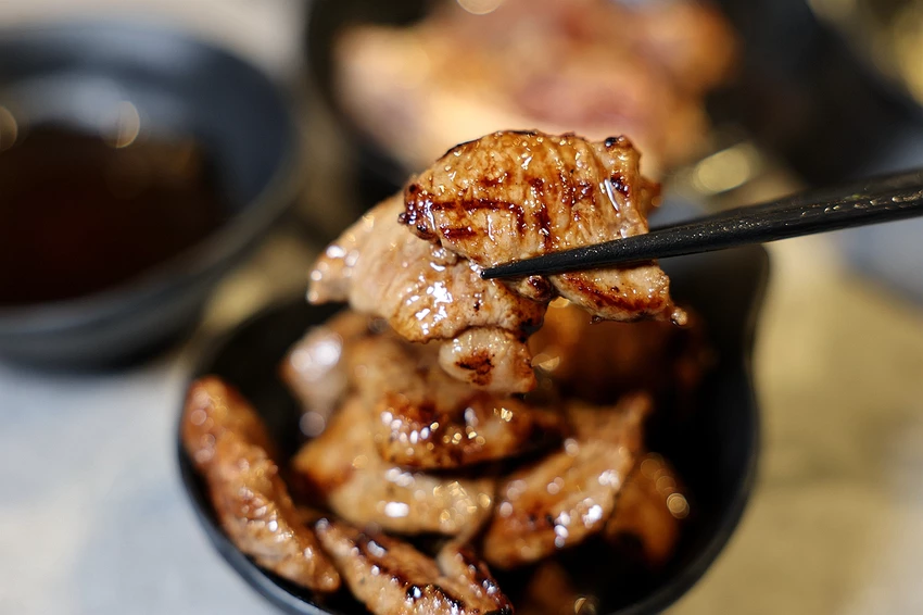 北海道烤羊肉名店！旭川成吉思汗大黑屋插旗雙連站，大黑拼盤羊肉必吃。