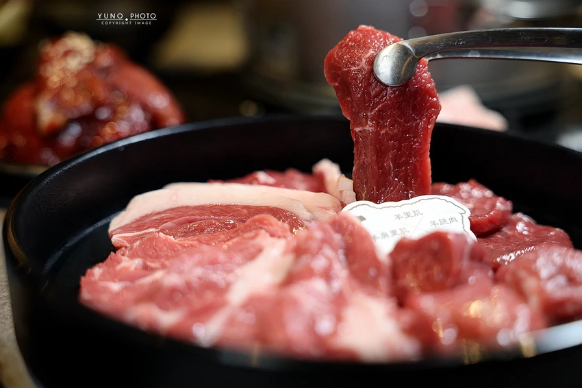 北海道烤羊肉名店！旭川成吉思汗大黑屋插旗雙連站，大黑拼盤羊肉必吃。