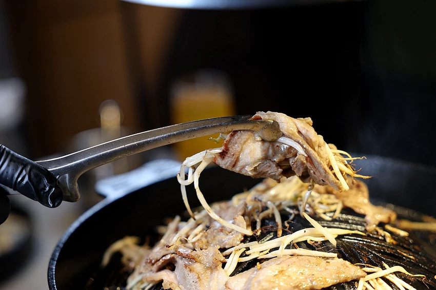 北海道烤羊肉名店！旭川成吉思汗大黑屋插旗雙連站，大黑拼盤羊肉必吃。