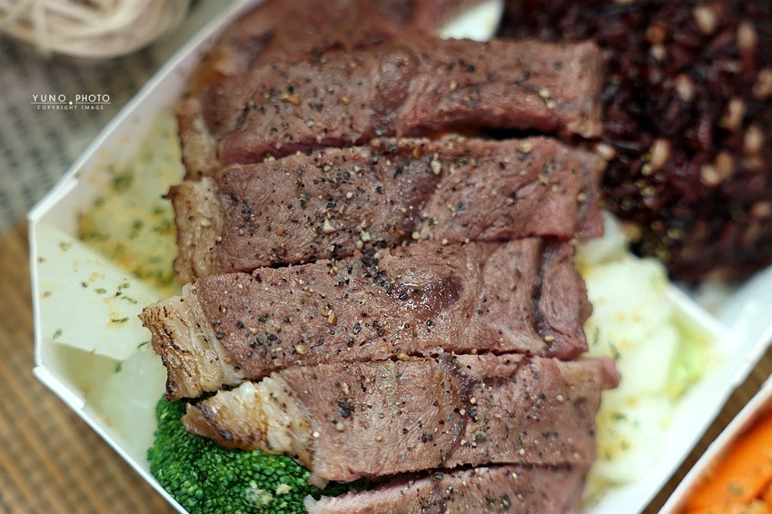 上班族午餐救星！楽坡健康餐盒，黑金麥飯與精算熱量安心享用。