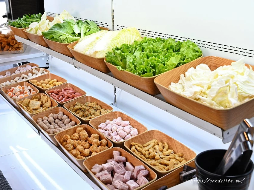 肉多多火鍋｜網路溫度計蟬聯4年冠軍！70多種自助吧吃到飽只要268元起，平日午餐、宵夜不限時 - 糖糖's 享食生活