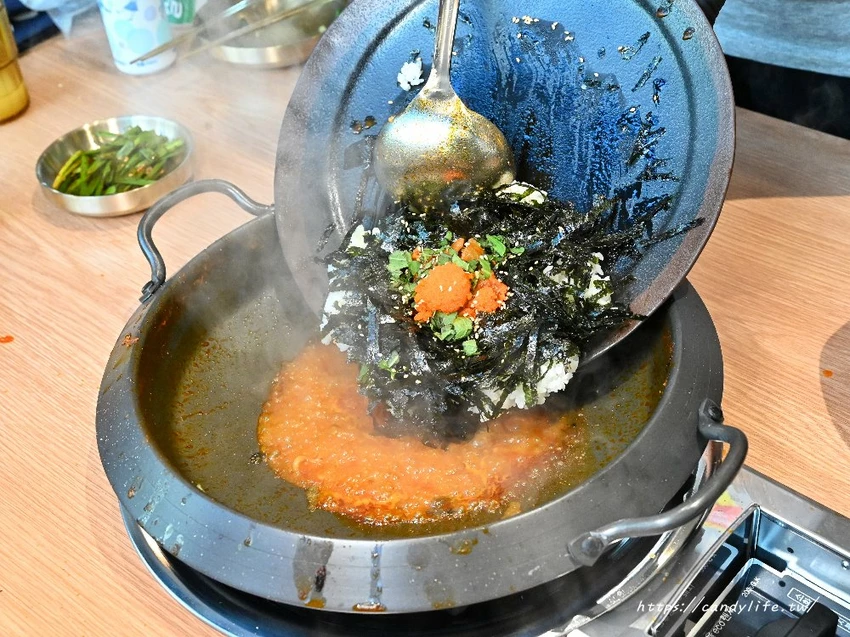 UNCLE-K馬鈴薯排骨火鍋｜台中首間店一開幕就排爆！來自韓國大叔的道地韓式火鍋，公益路美食推薦～ - 糖糖's...