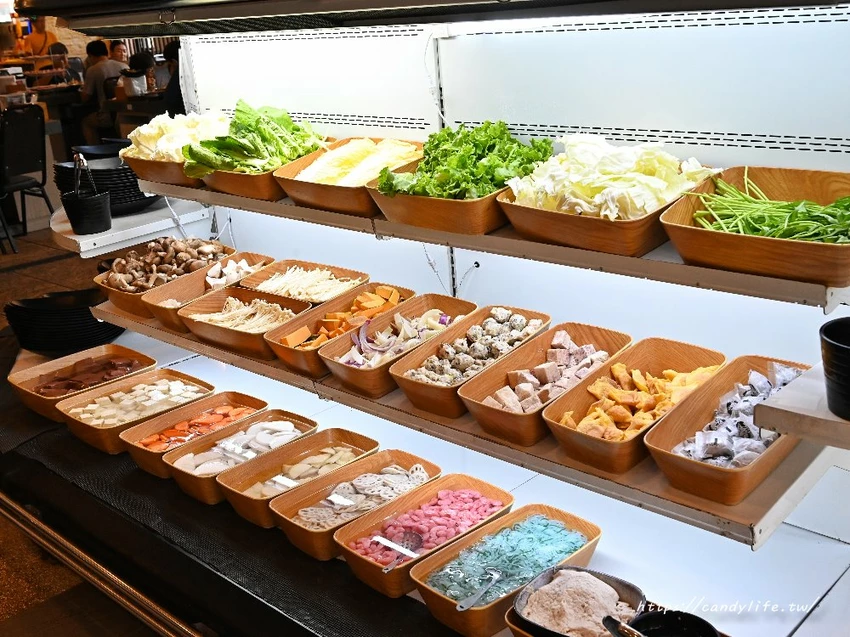 肉多多火鍋｜網路溫度計蟬聯4年冠軍！70多種自助吧吃到飽只要268元起，平日午餐、宵夜不限時 - 糖糖's 享食生活