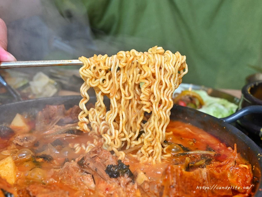 UNCLE-K馬鈴薯排骨火鍋｜台中首間店一開幕就排爆！來自韓國大叔的道地韓式火鍋，公益路美食推薦～ - 糖糖's...