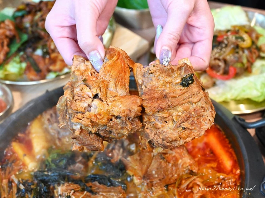 UNCLE-K馬鈴薯排骨火鍋｜台中首間店一開幕就排爆！來自韓國大叔的道地韓式火鍋，公益路美食推薦～ - 糖糖's...