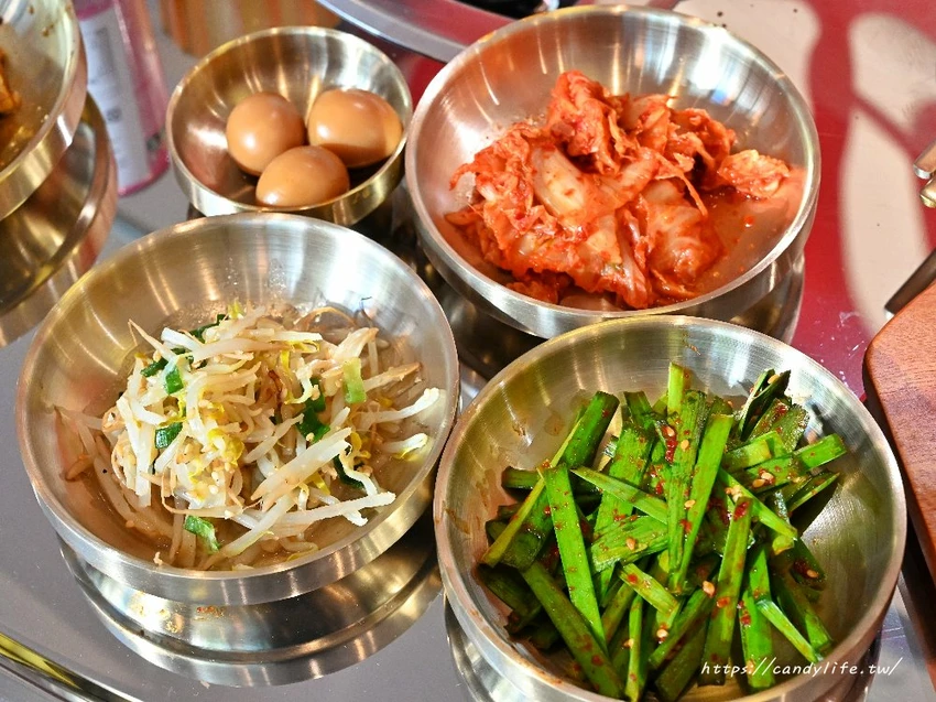 UNCLE-K馬鈴薯排骨火鍋｜台中首間店一開幕就排爆！來自韓國大叔的道地韓式火鍋，公益路美食推薦～ - 糖糖's...