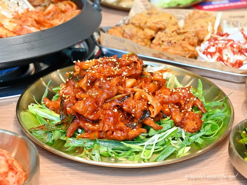 UNCLE-K馬鈴薯排骨火鍋｜台中首間店一開幕就排爆！來自韓國大叔的道地韓式火鍋，公益路美食推薦～ - 糖糖's...