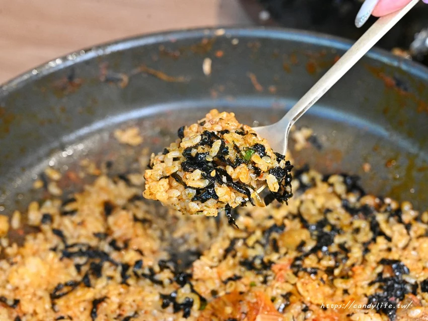 UNCLE-K馬鈴薯排骨火鍋｜台中首間店一開幕就排爆！來自韓國大叔的道地韓式火鍋，公益路美食推薦～ - 糖糖's...