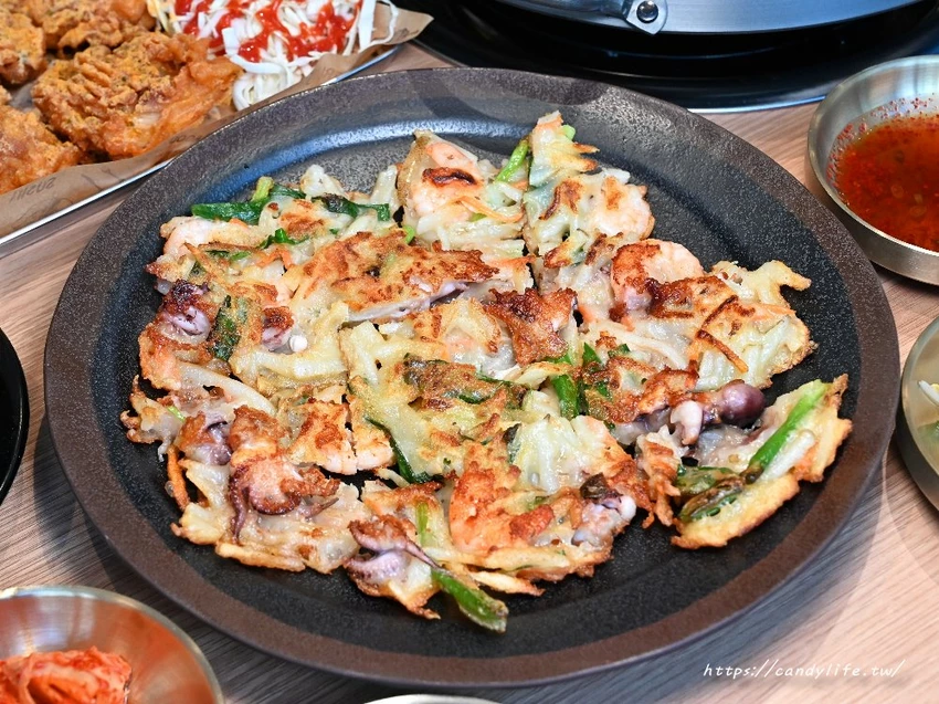 UNCLE-K馬鈴薯排骨火鍋｜台中首間店一開幕就排爆！來自韓國大叔的道地韓式火鍋，公益路美食推薦～ - 糖糖's...