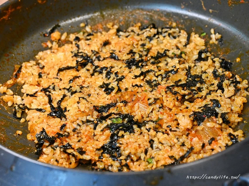 UNCLE-K馬鈴薯排骨火鍋｜台中首間店一開幕就排爆！來自韓國大叔的道地韓式火鍋，公益路美食推薦～ - 糖糖's...