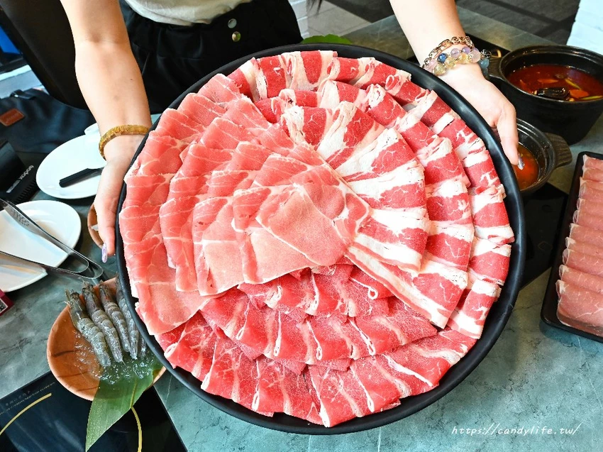 肉多多火鍋｜網路溫度計蟬聯4年冠軍！70多種自助吧吃到飽只要268元起，平日午餐、宵夜不限時 - 糖糖's 享食生活