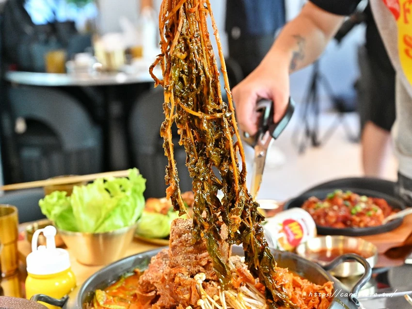 UNCLE-K馬鈴薯排骨火鍋｜台中首間店一開幕就排爆！來自韓國大叔的道地韓式火鍋，公益路美食推薦～ - 糖糖's...