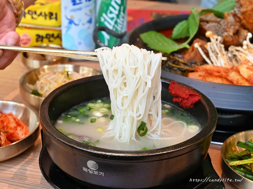 UNCLE-K馬鈴薯排骨火鍋｜台中首間店一開幕就排爆！來自韓國大叔的道地韓式火鍋，公益路美食推薦～ - 糖糖's...