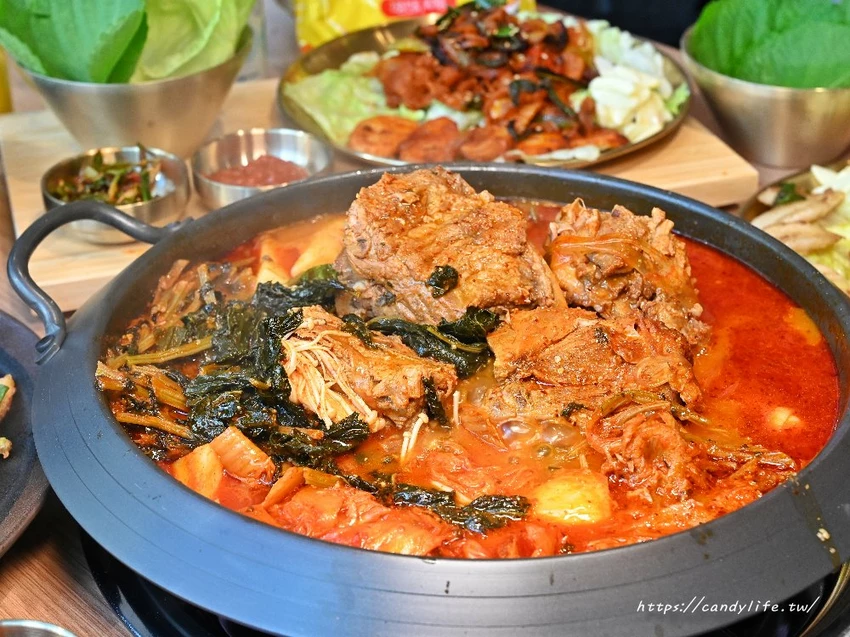 UNCLE-K馬鈴薯排骨火鍋｜台中首間店一開幕就排爆！來自韓國大叔的道地韓式火鍋，公益路美食推薦～ - 糖糖's...