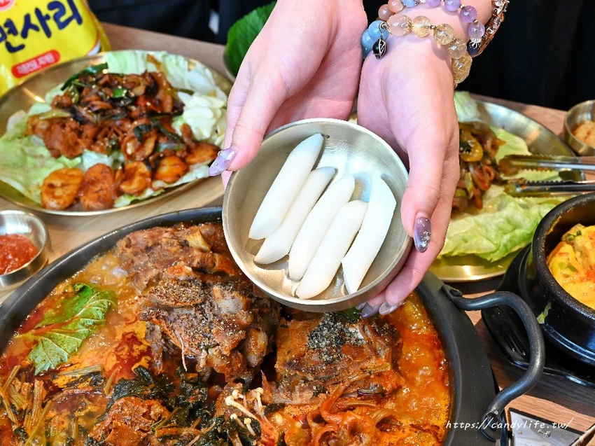 UNCLE-K馬鈴薯排骨火鍋｜台中首間店一開幕就排爆！來自韓國大叔的道地韓式火鍋，公益路美食推薦～ - 糖糖's...