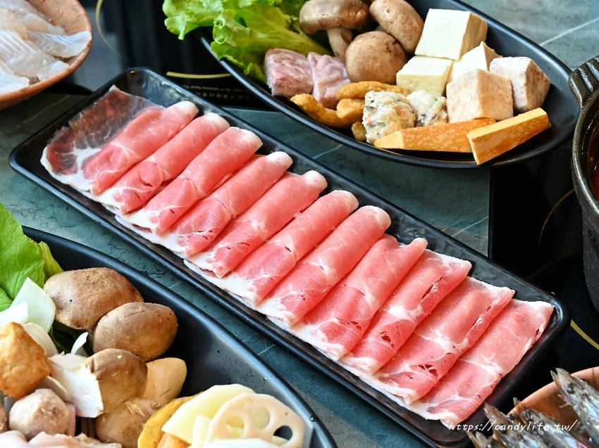 肉多多火鍋｜網路溫度計蟬聯4年冠軍！70多種自助吧吃到飽只要268元起，平日午餐、宵夜不限時 - 糖糖's 享食生活