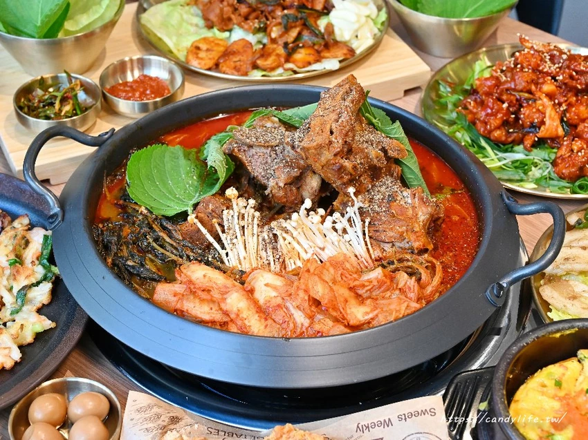 UNCLE-K馬鈴薯排骨火鍋｜台中首間店一開幕就排爆！來自韓國大叔的道地韓式火鍋，公益路美食推薦～ - 糖糖's...