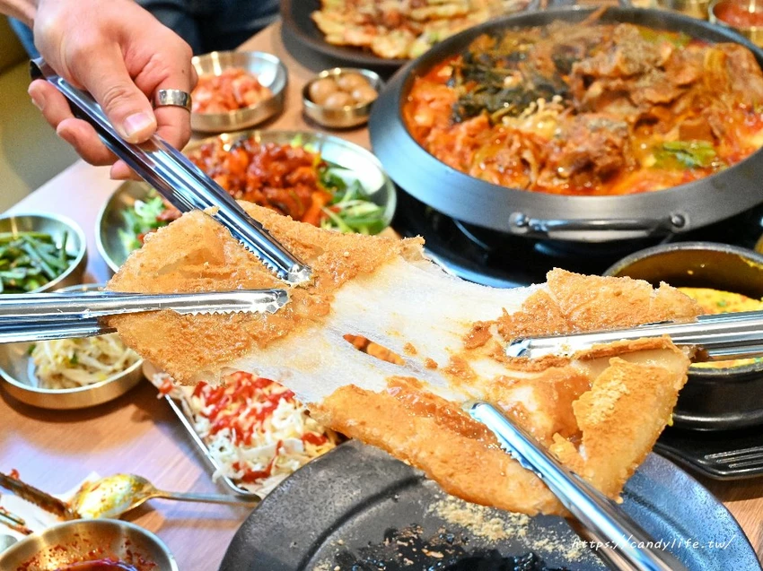 UNCLE-K馬鈴薯排骨火鍋｜台中首間店一開幕就排爆！來自韓國大叔的道地韓式火鍋，公益路美食推薦～ - 糖糖's...