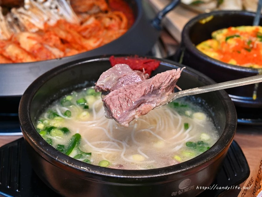 UNCLE-K馬鈴薯排骨火鍋｜台中首間店一開幕就排爆！來自韓國大叔的道地韓式火鍋，公益路美食推薦～ - 糖糖's...