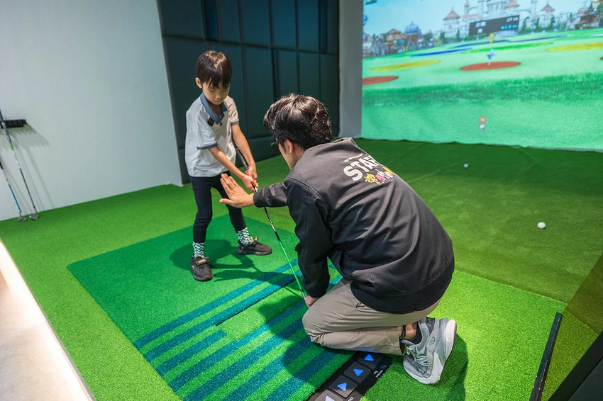 GOLF MONSTERS｜室內竟然也能打高爾夫！最新2025台北松山區景點推薦，聯誼、團建、商務聚會超時尚都會運動，不怕風吹雨淋的台北高爾夫球場推薦