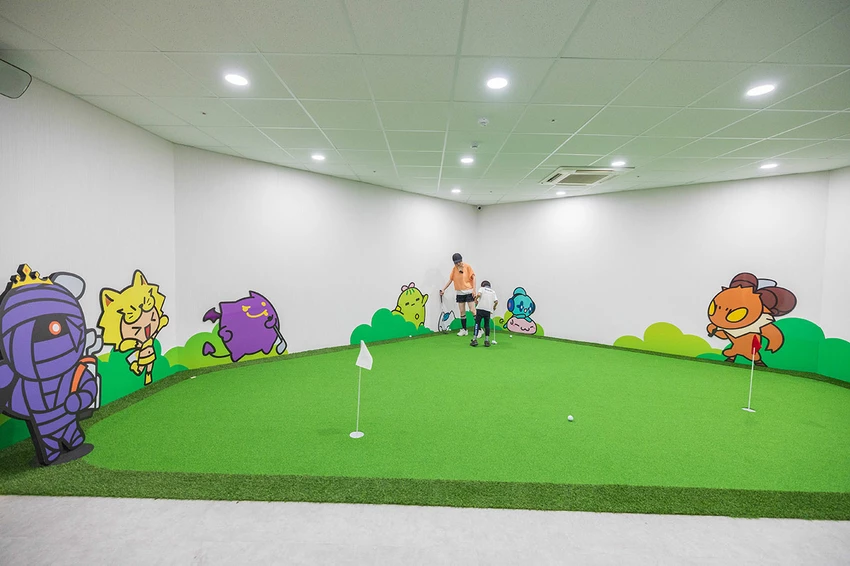 GOLF MONSTERS｜室內竟然也能打高爾夫！最新2025台北松山區景點推薦，聯誼、團建、商務聚會超時尚都會運動，不怕風吹雨淋的台北高爾夫球場推薦