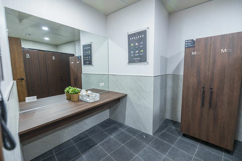 GOLF MONSTERS｜室內竟然也能打高爾夫！最新2025台北松山區景點推薦，聯誼、團建、商務聚會超時尚都會運動，不怕風吹雨淋的台北高爾夫球場推薦