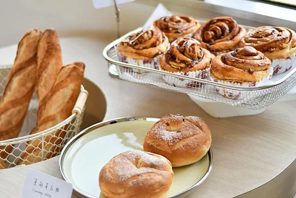 高雄鹽埕區最吸睛麵包店！厚里火車造型太可愛，手撕包與鹽可頌必補貨。