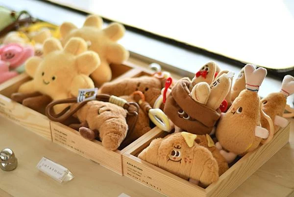 高雄鹽埕區最吸睛麵包店！厚里火車造型太可愛，手撕包與鹽可頌必補貨。