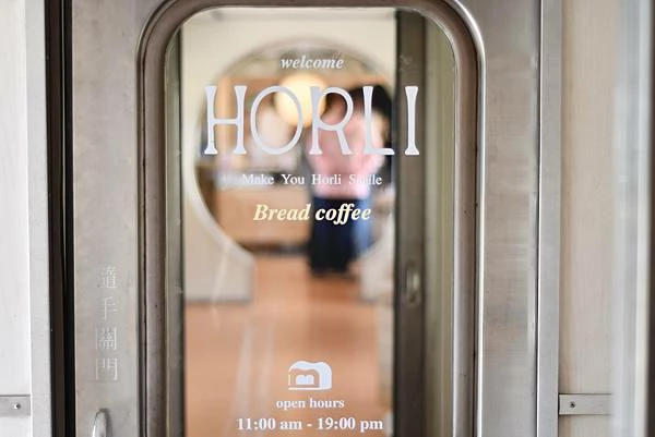 高雄鹽埕區最吸睛麵包店！厚里火車造型太可愛，手撕包與鹽可頌必補貨。