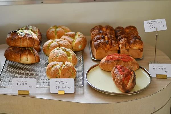 高雄鹽埕區最吸睛麵包店！厚里火車造型太可愛，手撕包與鹽可頌必補貨。