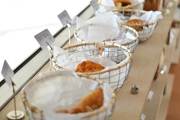 高雄鹽埕區最吸睛麵包店！厚里火車造型太可愛，手撕包與鹽可頌必補貨。