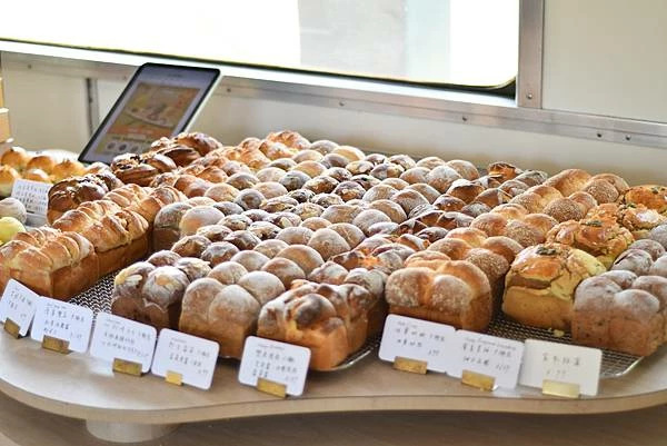 高雄鹽埕區最吸睛麵包店！厚里火車造型太可愛，手撕包與鹽可頌必補貨。