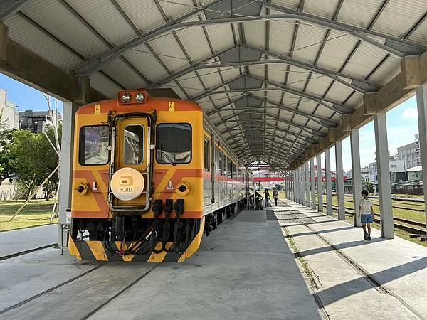 高雄鹽埕區最吸睛麵包店！厚里火車造型太可愛，手撕包與鹽可頌必補貨。