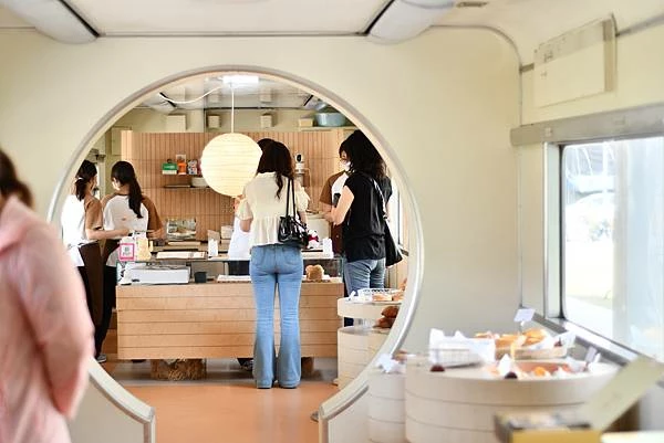 高雄鹽埕區最吸睛麵包店！厚里火車造型太可愛，手撕包與鹽可頌必補貨。