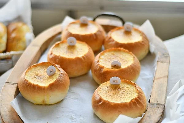 高雄鹽埕區最吸睛麵包店！厚里火車造型太可愛，手撕包與鹽可頌必補貨。