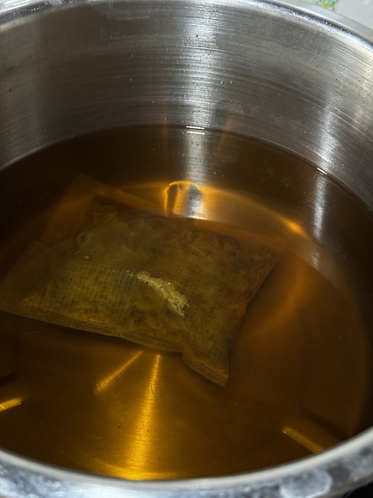 肥油掰掰茶 沖泡中:茶色轉金黃 肥油掰掰茶 沖泡中|茶湯金黃清亮